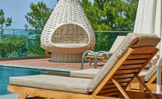 How to Choose Deck Chairs for a Poolside Retreat